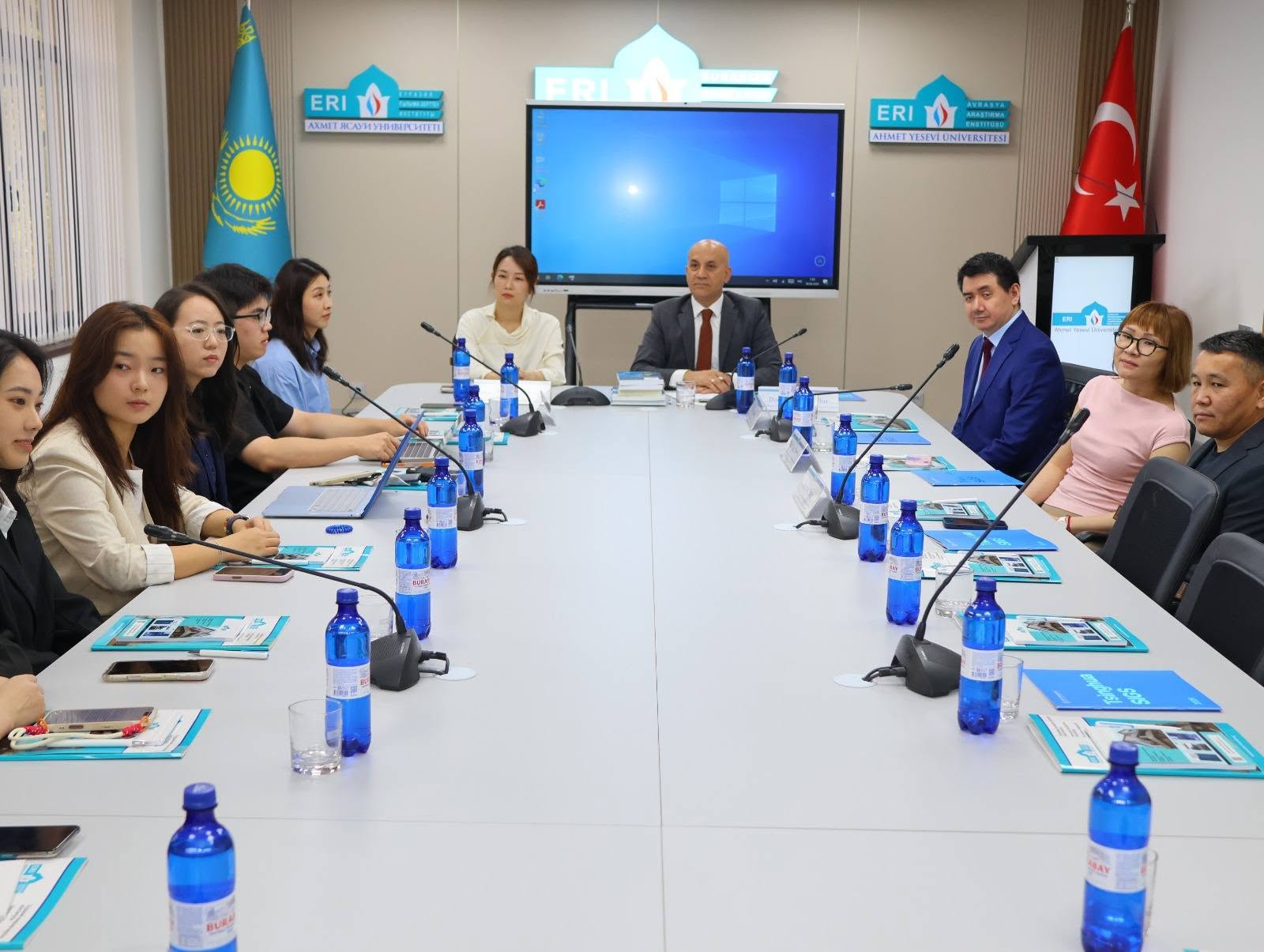 Tsinghua Shenzhen International Graduate School Proje Direktörü Zhu Lijing başkanlığındaki heyet, Enstitümüzü ziyaret etti. Ziyaret kapsamında gerçekleştirilen kurumsal sunumların ardından, ortak proje geliştirme ve iş birliği imkânları değerlendirildi.