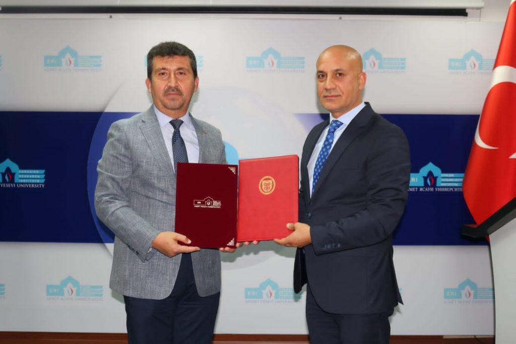 Kazakistan programları çerçevesinde Enstitümüzü ziyaret eden Ankara Sosyal Bilimler Üniversitesi Rektörü ve Türkiye Yazarlar Birliği Genel Başkanı Sn. Prof. Dr. Musa Kazım Arıcan, “Gelenek ve Modernlik Arasında Türk Gençliği ve Geleceği” adlı bir seminer verdi.