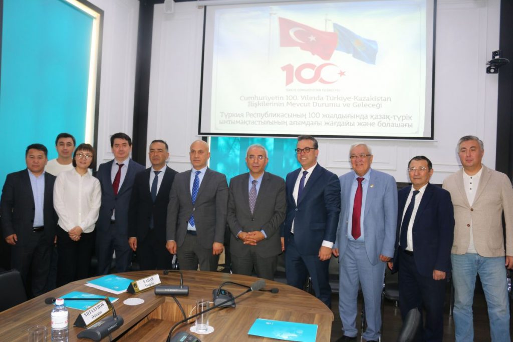 Kazakistan Cumhuriyeti Bilim ve Yükseköğretim Bakanlığı Felsefe, Siyaset Bilimi ve Din Bilimleri Enstitüsü ile Hoca Ahmet Yesevi Uluslararası Türk-Kazak Üniversitesi Avrasya Araştırma Enstitüsü iş birliğinde düzenlenen “Cumhuriyetin 100. Yılında Türkiye-Kazakistan İlişkilerinin Mevcut Durumu ve Geleceği” adlı uluslararası konferans Türkiye Cumhuriyeti Almatı Başkonsolosluğu ve çeşitli Enstitülerin temsilcilerinin katılımıyla gerçekleştirildi.