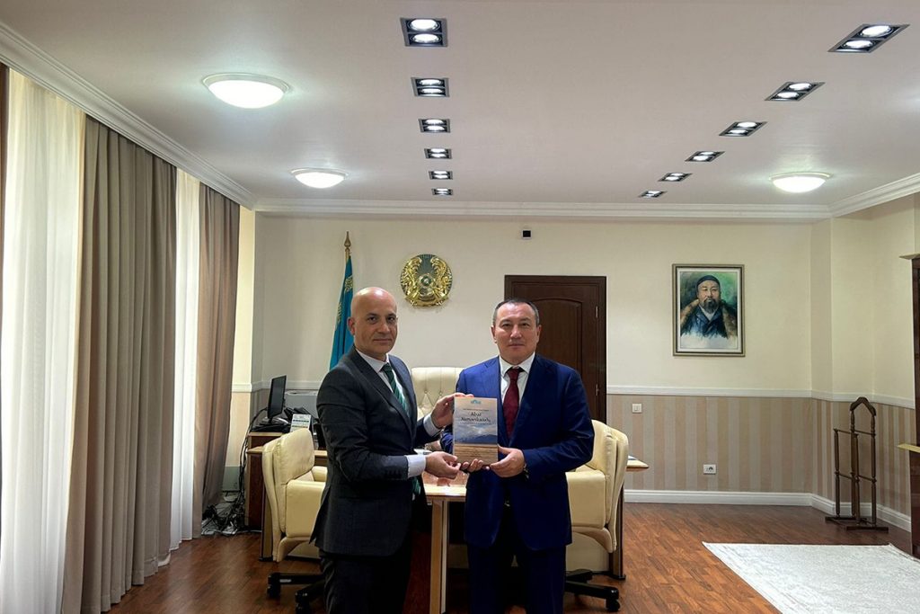 Abay Kazak Milli Pedagoji Üniversitesi Rektörü Sn. Bolat Tilep’i ziyaretimizde kendilerine Enstitümüz tarafından hazırlanan “The Wisdom of the Great Steppe – Abay Kunanbaiuly” kitabımızı takdim ettik. Nazik kabulleri için kendilerine teşekkür ederiz