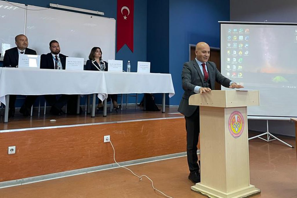 Doç. Dr. Suat Beylur, Kırgız-Türk Manas Üniversitesi evsahipliğinde gerçekleştirilen Küresel Siyasette Bölgeselleşmenin Yükselişi ve Türk Devletleri Teşkilatı temalı III.Manas Forum’una katılarak “Türk Dünyası Bütünleşmesinde Yüksekögretim Ortak Alanı ve Türk Devletleri Teşkilatı” adlı bir bildiri sundu.