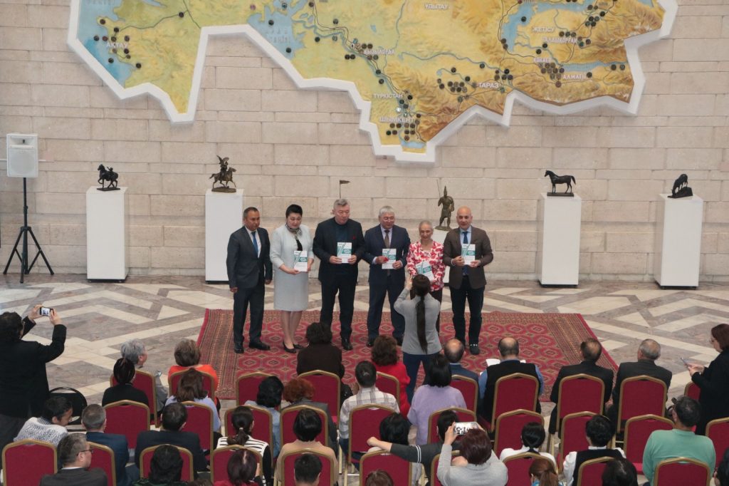 Doç. Dr. Suat Beylur, Prof. Dr. Nurlan Atıgayev tarafından kaleme alınan ve Avrasya Araştırma Enstitüsü tarafından yayımlanan 15-17. Asırlarda Kazak Hanlığı’nın Dış Politikası adlı eserin Kazakistan Devlet Merkez Müzesi’nde yapılan tanıtım programına katıldı.