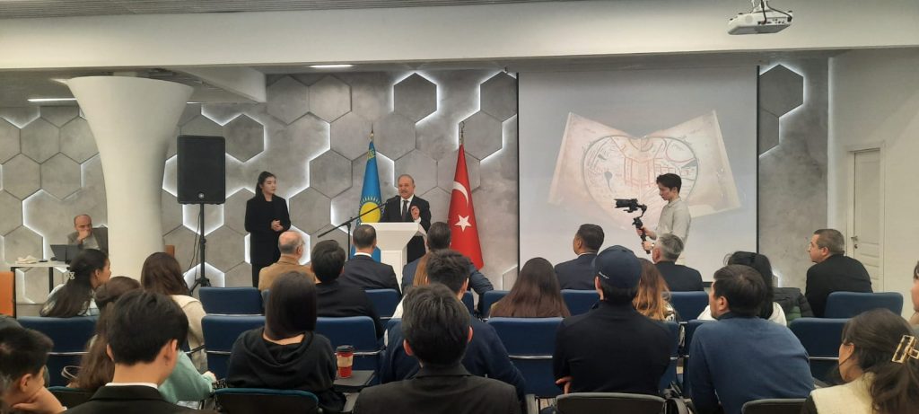 Hoca Ahmet Yesevi Üniversitesi Mütevelli Heyet Başkanı Prof. Dr. Muhittin Şimşek, T.C. Almatı Başkonsolosluğu tarafından Alatau Creative Hub’da açılan Divanu Lügati’t Türk Türkçe Sınıfı açılışına Başkonsolos Evren Müderrisoğlu ve Eğitim Ataşesi Ayhan Korkmaz ile birlikte katıldı.
