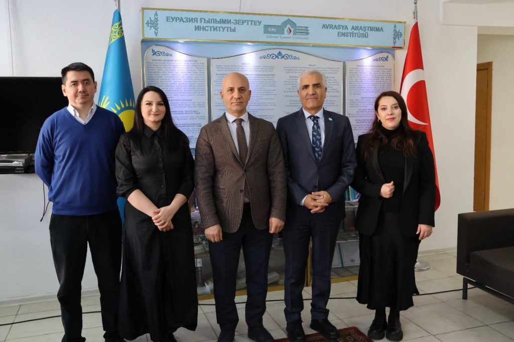 Dünya Ahıska Türkleri Birliği (DATÜB) Genel Sekreteri Fuat Uçar ve beraberindeki heyet Avrasya Araştırma Enstitüsü Müdürü Doç. Dr. Suat Beylur’u ziyaret etti. Nazik ziyaretleri için DATÜB heyetine teşekkür ederiz.