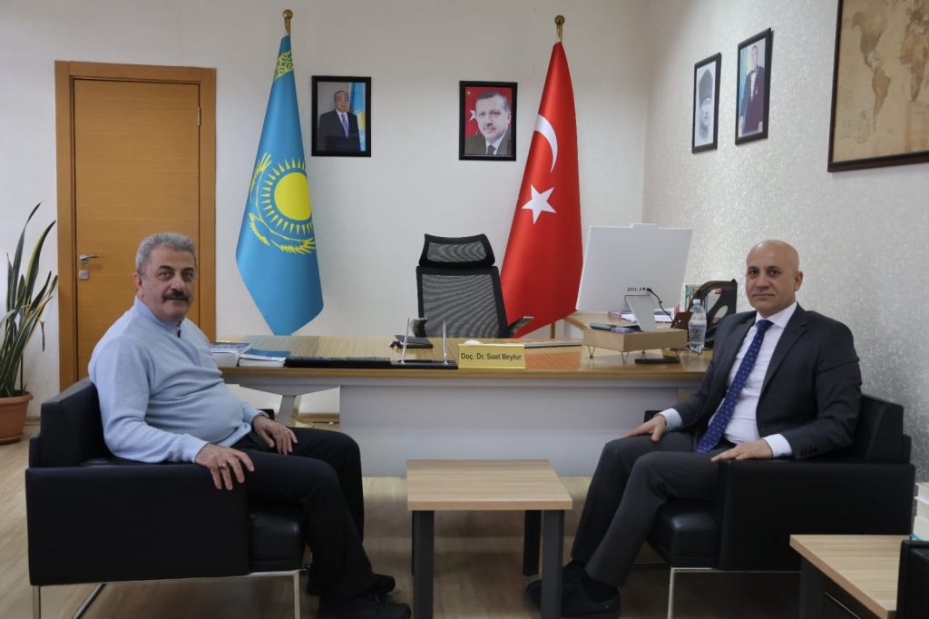 TÜRKSOY Genel Sekreter Yardımcısı Sayın Sayit Yusuf, Hoca Ahmet Yesevi Üniversitesi Avrasya Araştırma Enstitüsü’nü ziyaret etti. Nazik ziyaretleri ve kütüphanemize hediye ettiği kıymetli eserler için teşekkür ediyoruz