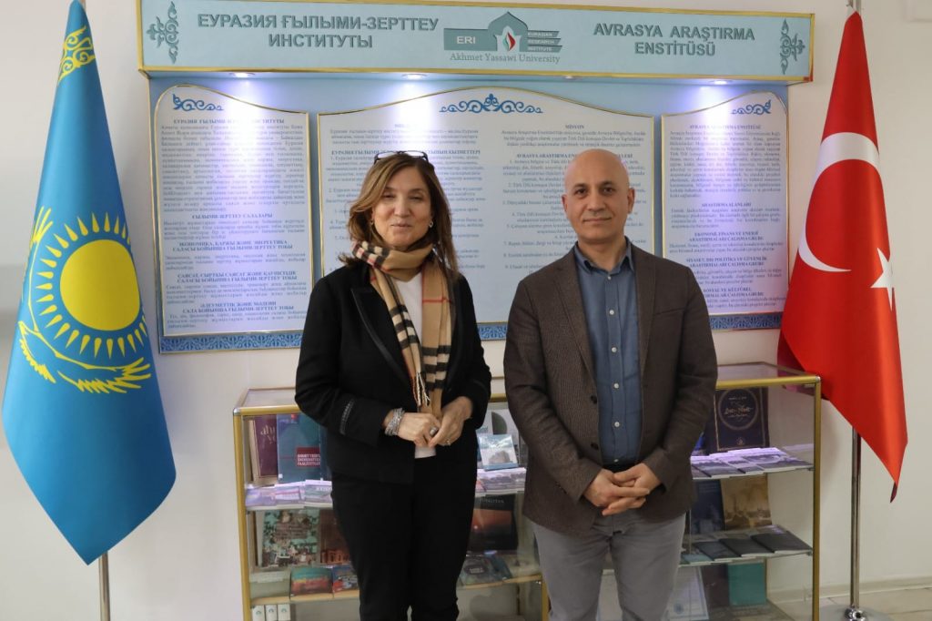 Hacı Bayram Veli Üniversitesi Türk Dili ve Edebiyatı Öğretim Üyesi ve Türk dünyası sevdalısı Prof. Dr. Hülya Kasapoğlu Çengel hocamız Enstitümüzü ziyaret etti. Nazik ziyaretleri için teşekkür ederiz