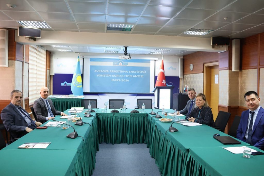 Hoca Ahmet Yesevi Üniversitesi Avrasya Araştırma Enstitüsü’nün Yönetim Kurulu Toplantısı, Rektör Yardımcıları Prof. Dr. Mustafa Nursoy ve Doç. Dr. Aynaş Oşibayeva, Enstitü Müdürü Doç. Suat Beylur ve Dr. Mustafa Giritlioğlu’nun katılımı ile yapıldı
