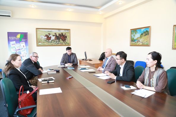Doç. Dr. Suat Beylur, Kazak Gazeteler Birliği Başkanlığı’nca tertip edilen “Kazakistan’ın sosyal yapısı ve güncel meseleleri” adlı panele katılarak çokkültürcülük ve dil politikaları üzerine bir konuşma yaptı