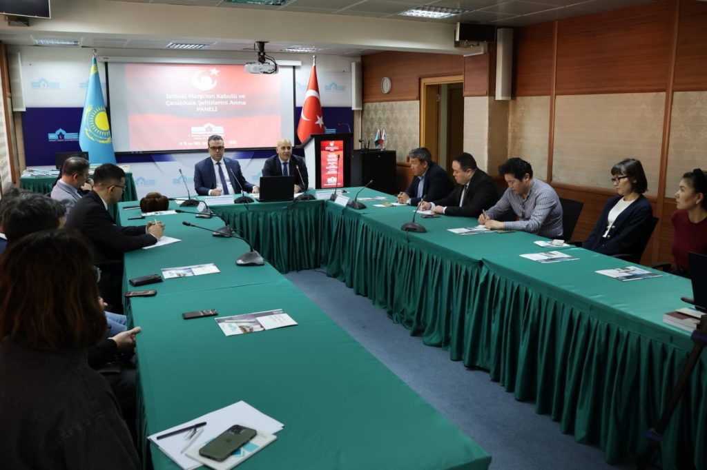 İstiklal Marşı’nın Kabulü ve Çanakkale Şehitlerini Anma Paneli, Almatı Başkonsolosu Evren Müderrisoğlu ve Mütevelli Heyet Başkanımız Prof. Dr. Muhittin Şimşek ile araştırmacılar, medya mensupları ve sivil toplum kuruluşlarının katılımıyla gerçekleştirildi