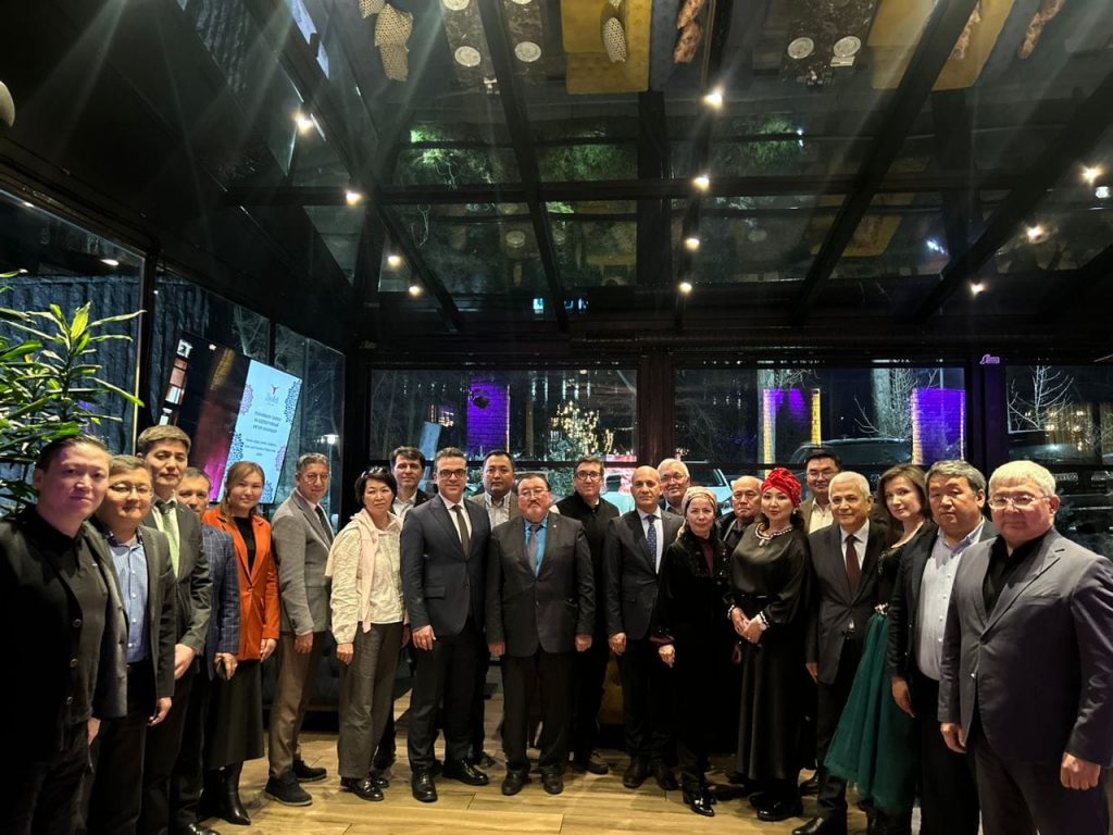 T.C. Almatı Başkonsolosluğu ile birlikte düzenledigimiz iftar programında Almatı’daki yükseköğretim kurumları, araştırma enstitüleri, düşünce kuruluşları ve medya temsilcileri ile buluştuk