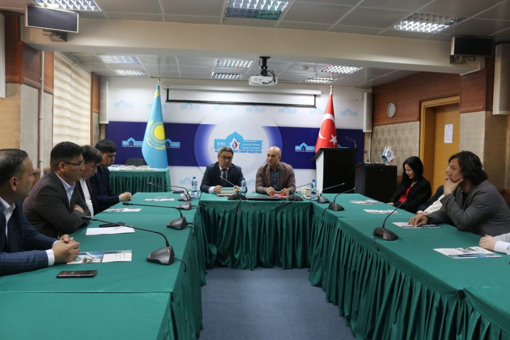 Enstitümüzle Kazak Gazeteler Birliği arasında iş birliği protokolü imzalandı. Enstitü Müdürü Doç. Dr. Suat Beylur ile Kazak Gazeteler Birliği Genel Başkan Yardımcısı Duman Anaş tarafından imzalanan protokolle yayın ve medya alanlarında iş birliğinin yanısıra Kazak Gazeteleri bünyesindeki çalışanlara Türkçe kursu düzenlenmesi gibi hususlara yer verildi.