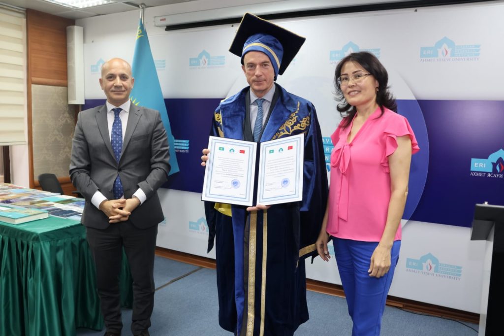 Harvard Üniversitesi Uluslararası İlişkilerden Sorumlu Rektör Yardımcısı Prof. Mark C.Elliott’a Ahmet Yesevi Üniversitesi tarafından “Fahri Profesörlük” ünvanı verildi.