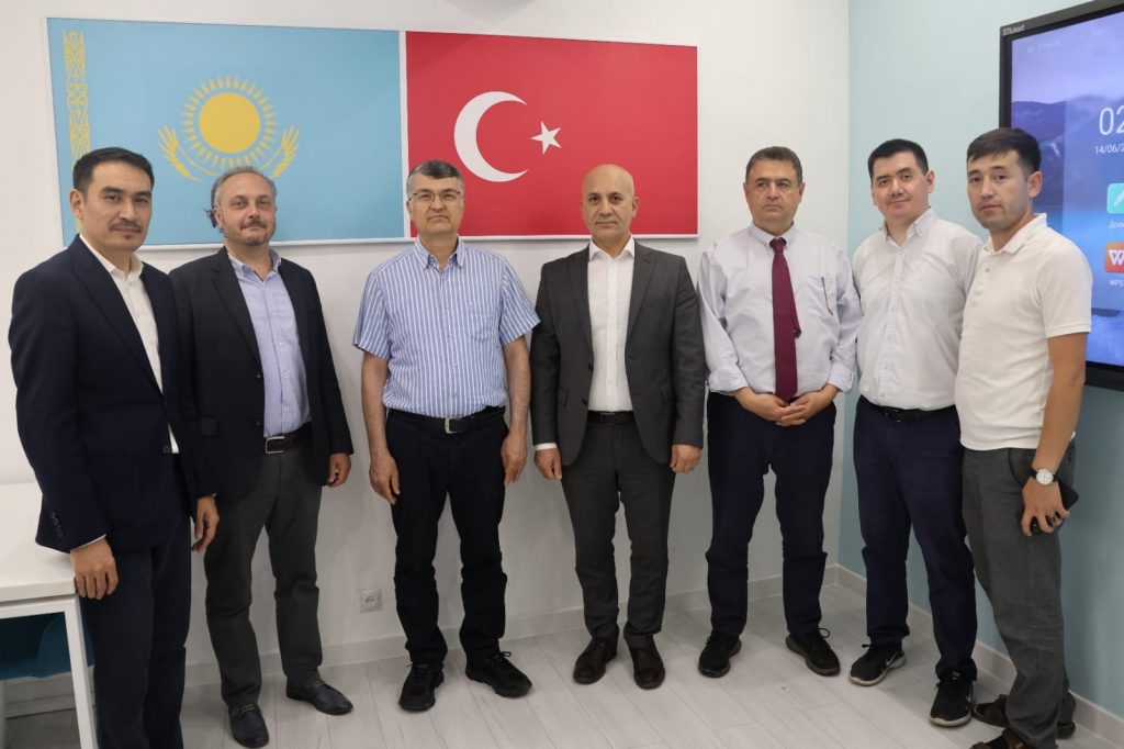 TİKA Orta Asya ve Kafkaslar Dairesi Başkanı Dr. Ali Özgün Öztürk ve Kazakistan Koordinatörü Hikmet Özdenoğlu Enstitümüzü ziyaret ederek, TİKA destekleri ile yapılan sınıflarda incelemelerde bulundular. Nazik ziyaretleri ve katkılarından dolayı teşekkür ediyoruz