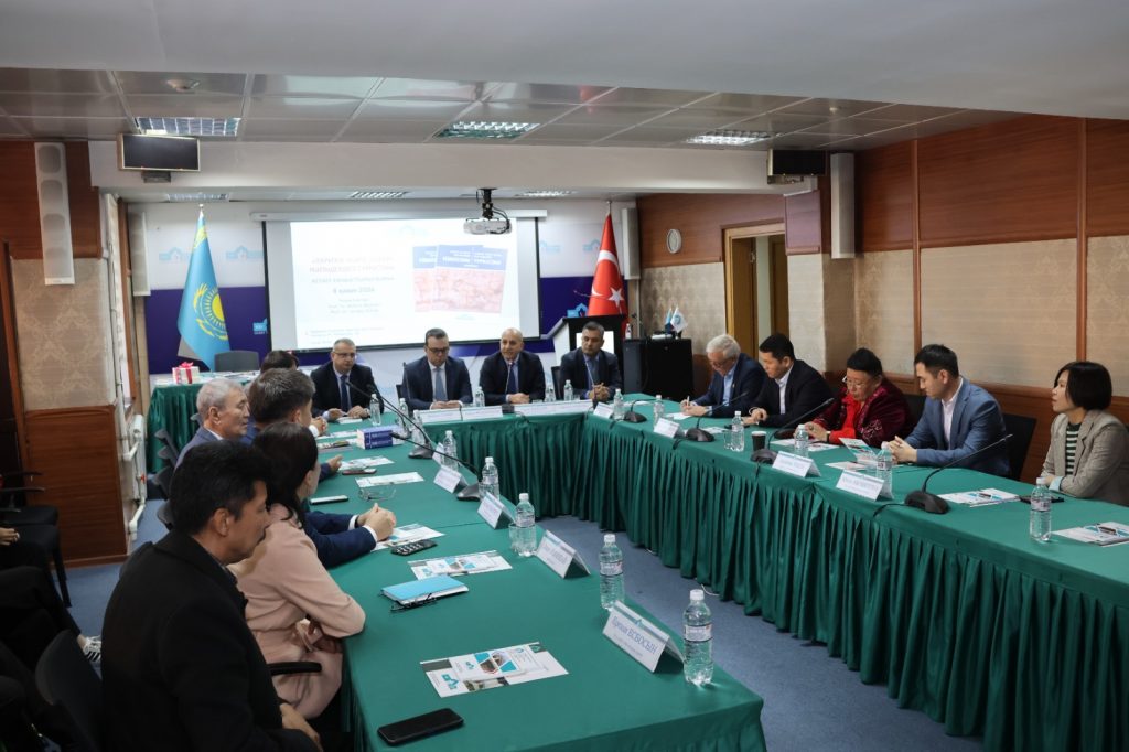 Enstitümüz tarafından hazırlanan, editörlüğünü Prof. Dr. Bülent Bayram ve Prof. Dr. Cengiz Tomar’ın yaptığı “Tarihi ve Edebi Metinlerde Türkistan” adlı eserin tanıtımı, Kazakistan’ın ilgili kurum ve kuruluş temsilcileri ile bilim insanlarının katılımı ile gerçekleştirildi