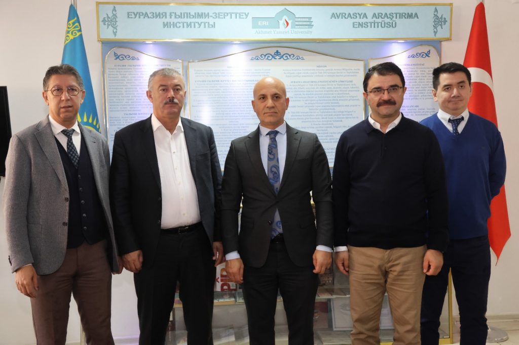 T.C. Milli Eğitim Bakanlığı Yükseköğretim ve Yurtdışı Eğitim Genel Müdürü Fethi Fahri Kaya, Din Öğretimi Genel Müdürü Dr. Ahmet İşleyen ve Eğitim Ataşesi Ayhan Korkmaz Enstitümüzü ziyaret etti. Nazik ziyaretleri için MEB heyetimize teşekkürlerimizi sunarız
