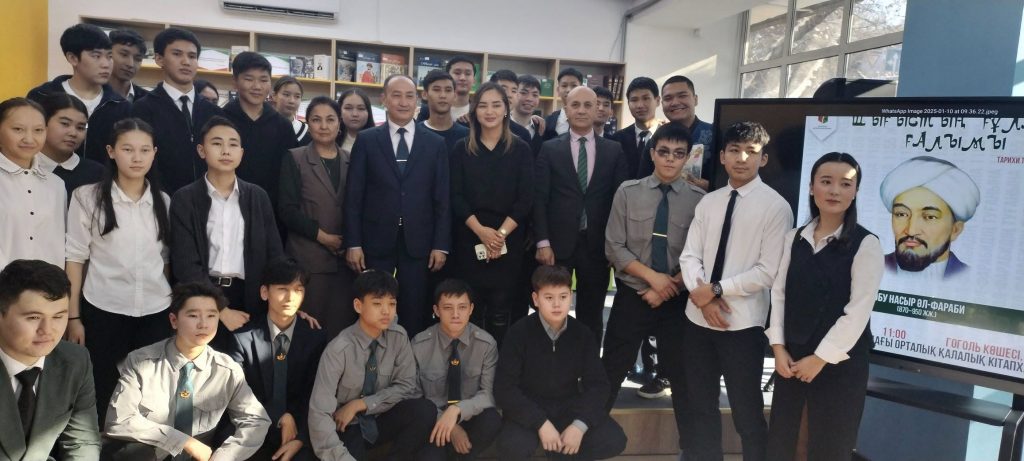 Doç. Dr. Suat Beylur, Fârâbî’nin doğumunun 1155. yıldönümü vesilesiyle Çehov Almatı Merkez Şehir Kütüphanesi tarafından düzenlenen konferansa katılarak “Erdemli Toplum ve Gençlik” üzerine bir konuşma yaptı.