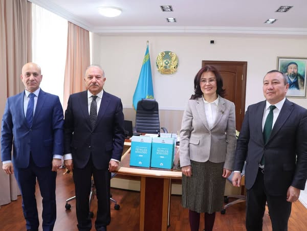 Ahmet Yesevi Üniversitesi Mütevelli Heyet Başkanı Prof. Dr. Muhittin Şimşek ve Rektör Dr. Janar Temirbekova, Abay Üniversitesi Rektörü Bolat Tilep’i ziyaret ederek, iki üniversite arasındaki iş birliği imkanlarını göruştü.